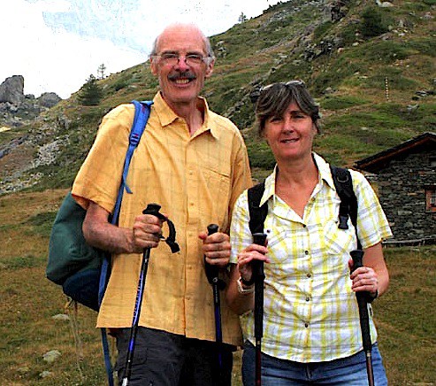 1 Dario e Rosalba in azione con zaini e racchette