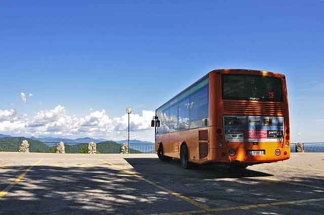 Bus in piazzale Pogliaghi (foto A. Galli) h